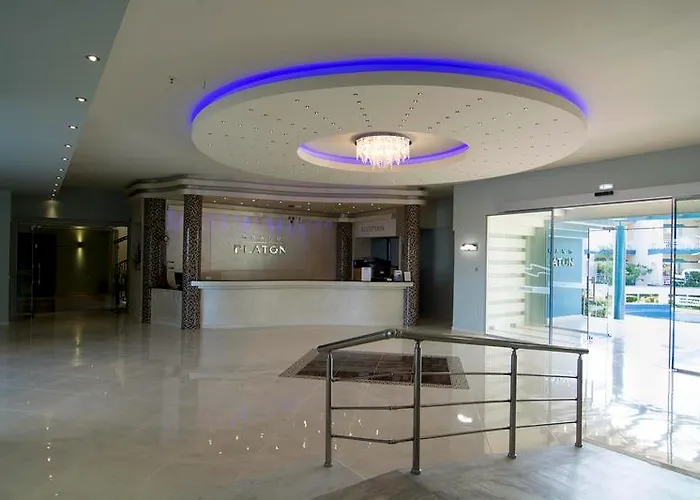 מלון Grand Platon 4*